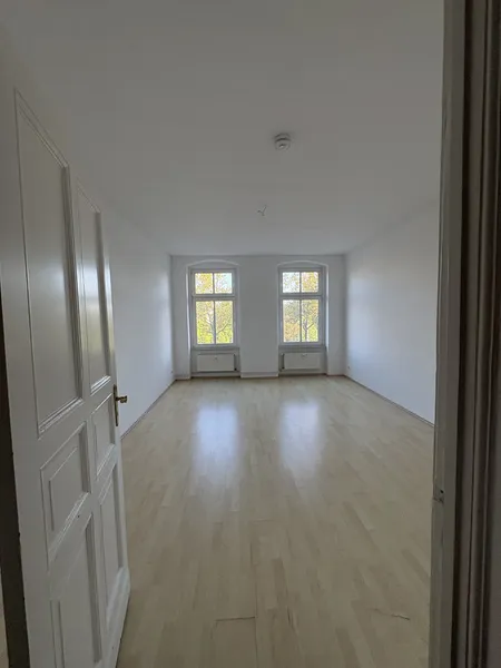 Lichtdurchflutete Altbau 3-Zimmer-Wohnung mit Balkon in Berlin-Lichtenberg — photo 1